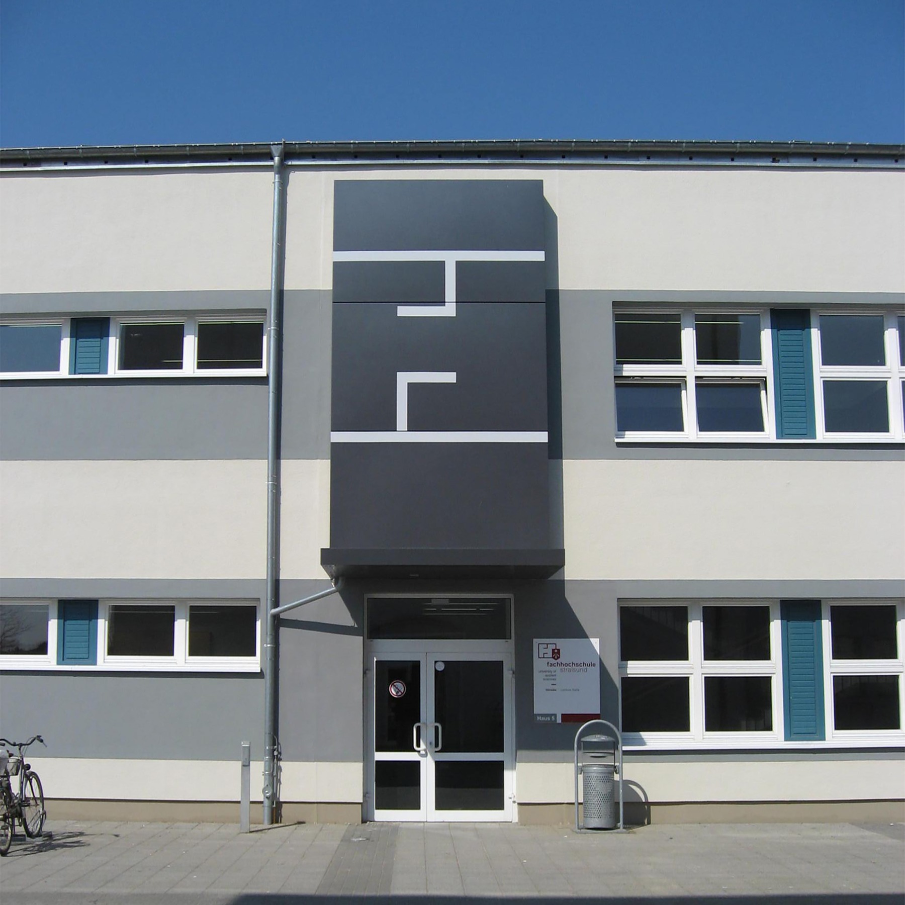 Haupteingang an der Südostfassade © 2010 Betrieb für Bau und Liegenschaften Mecklenburg-Vorpommern