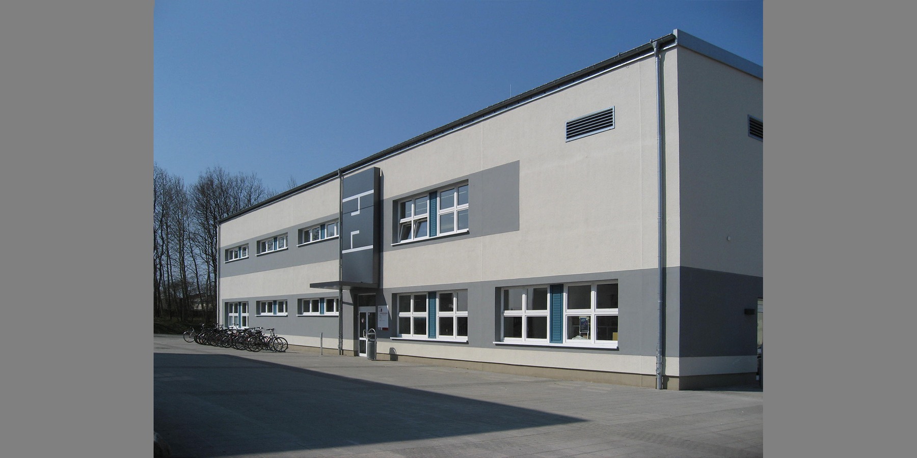 Blick von Osten auf das Hörsaalgebäude Haus 5 © 2010 Betrieb für Bau und Liegenschaften Mecklenburg-Vorpommern