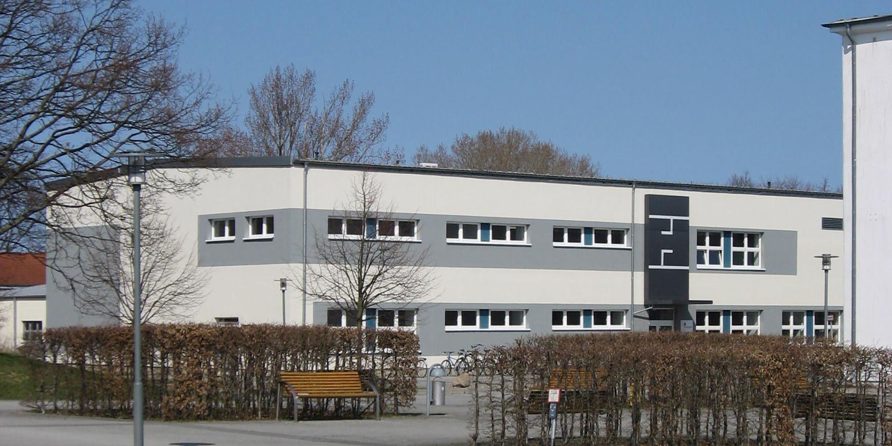 Blick von Süden auf das Hörsaalgebäude Haus 5 © 2010 Betrieb für Bau und Liegenschaften Mecklenburg-Vorpommern