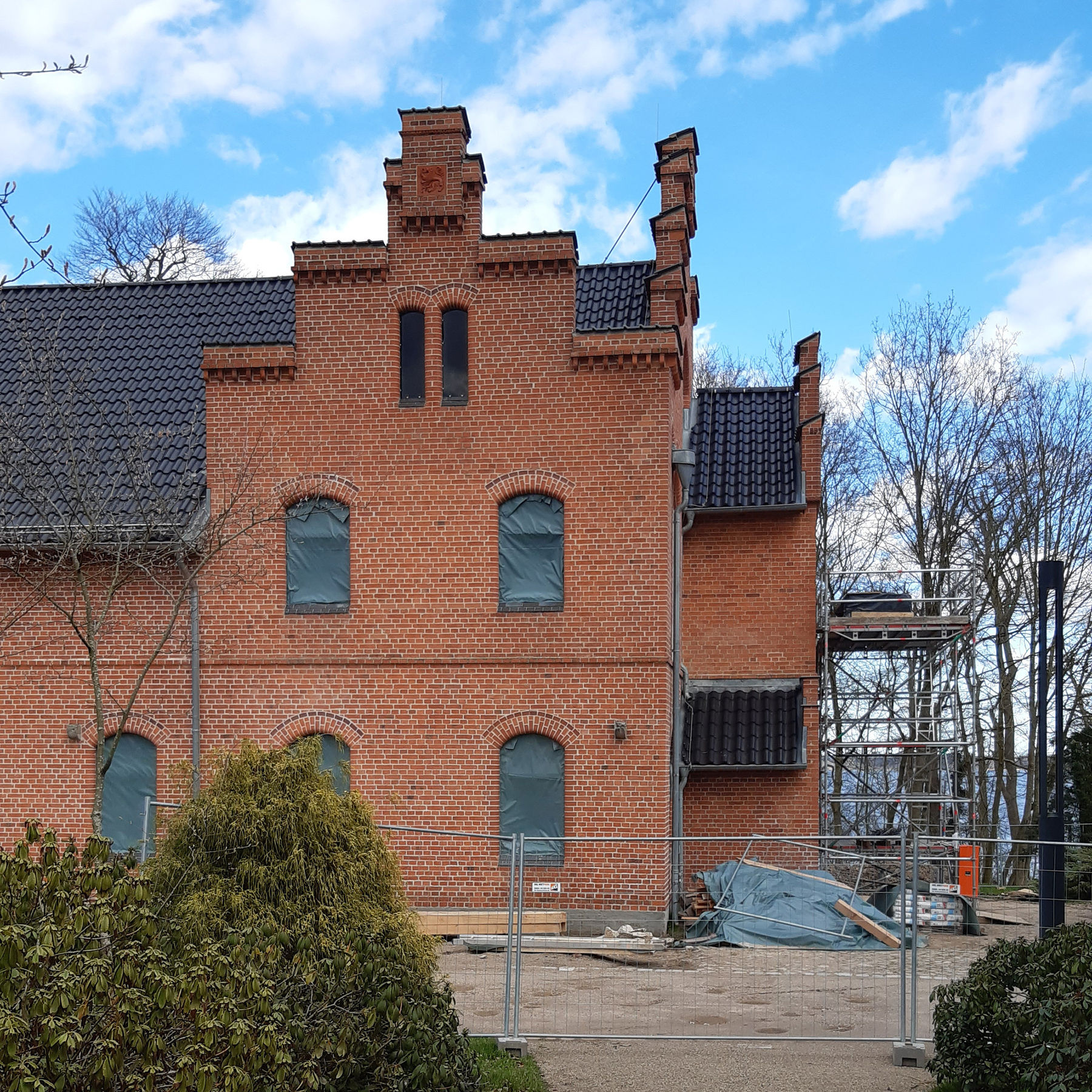 Seitenansicht im Hintergrund der Schweriner See © 2023 SBL Schwerin