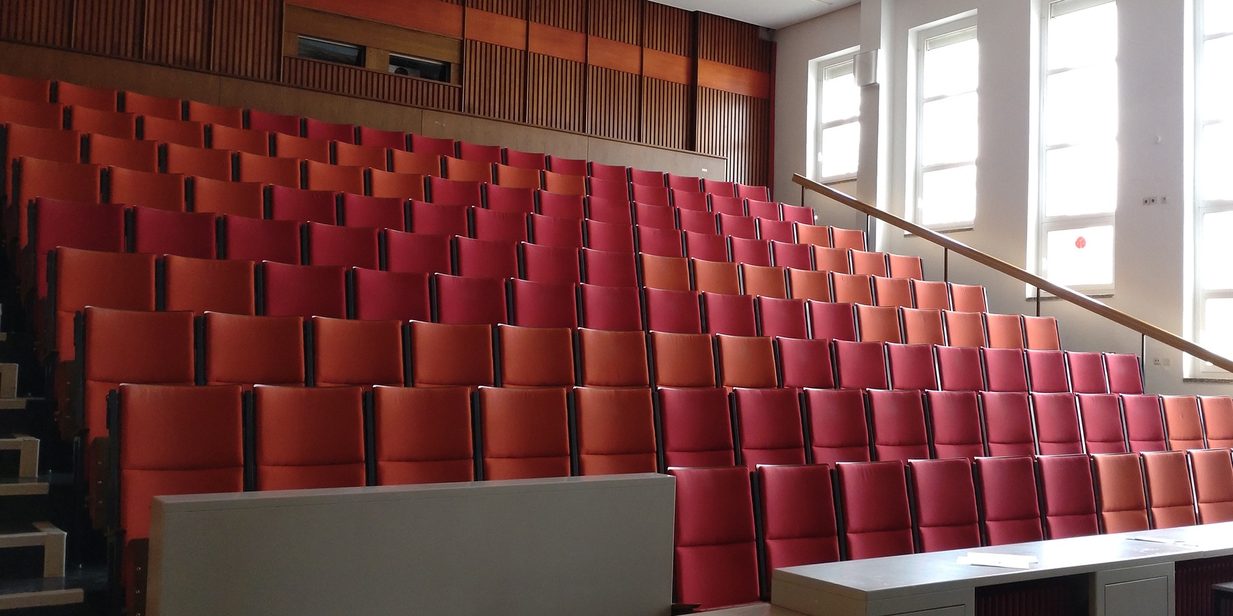 Blick in einen der beiden Hörsäle mit neuer Bestuhlung © 2023 SBL Greifswald