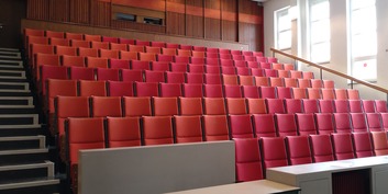 Blick in einen der beiden Hörsäle mit neuer Bestuhlung © 2023 SBL Greifswald