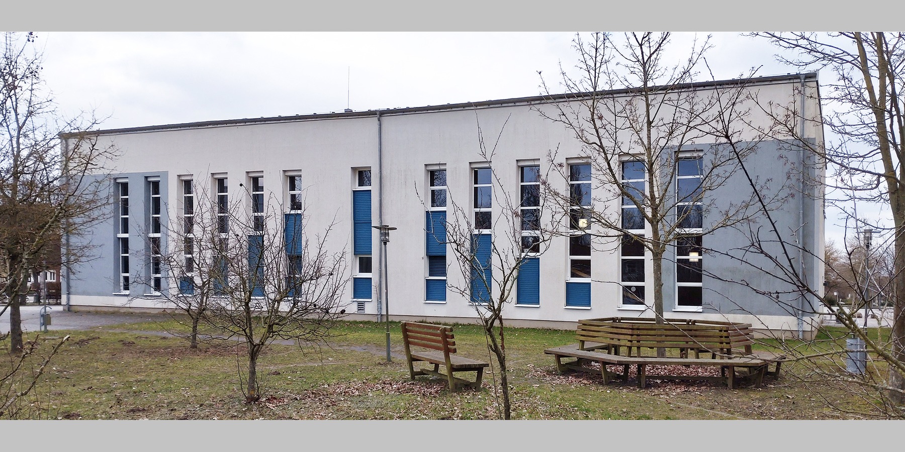 Blick von Nordwesten auf die Rückseite des Gebäudes mit den Hörsaalfenstern © 2023 SBL Greifswald
