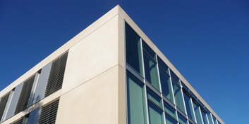 Fassadendetail - Moderne Architektursprache im Bauhausstil © 2008 Betrieb für Bau und Liegenschaften Mecklenburg-Vorpommern