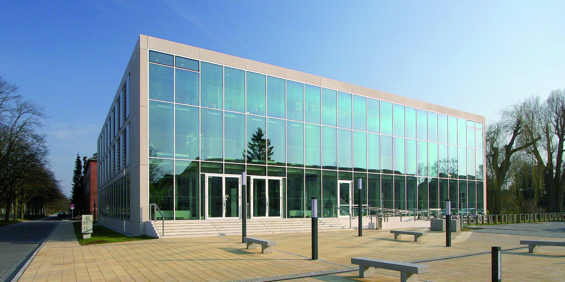 Westseite mit Patienteneingang und großzügiger Vorplatzgestaltung © 2007 Betrieb für Bau und Liegenschaften Mecklenburg-Vorpommern
