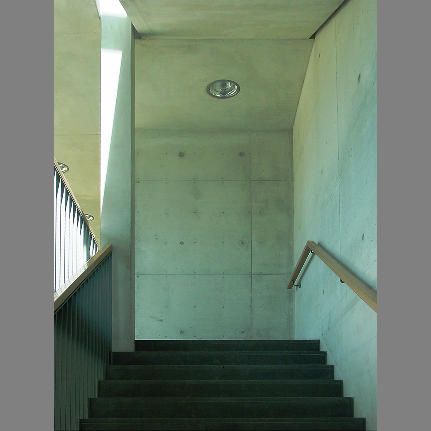 Blick in den Treppenaufgang mit Wänden und Decken in Sichtbetonoptik © 2006 Betrieb für Bau und Liegenschaften Mecklenburg-Vorpommern