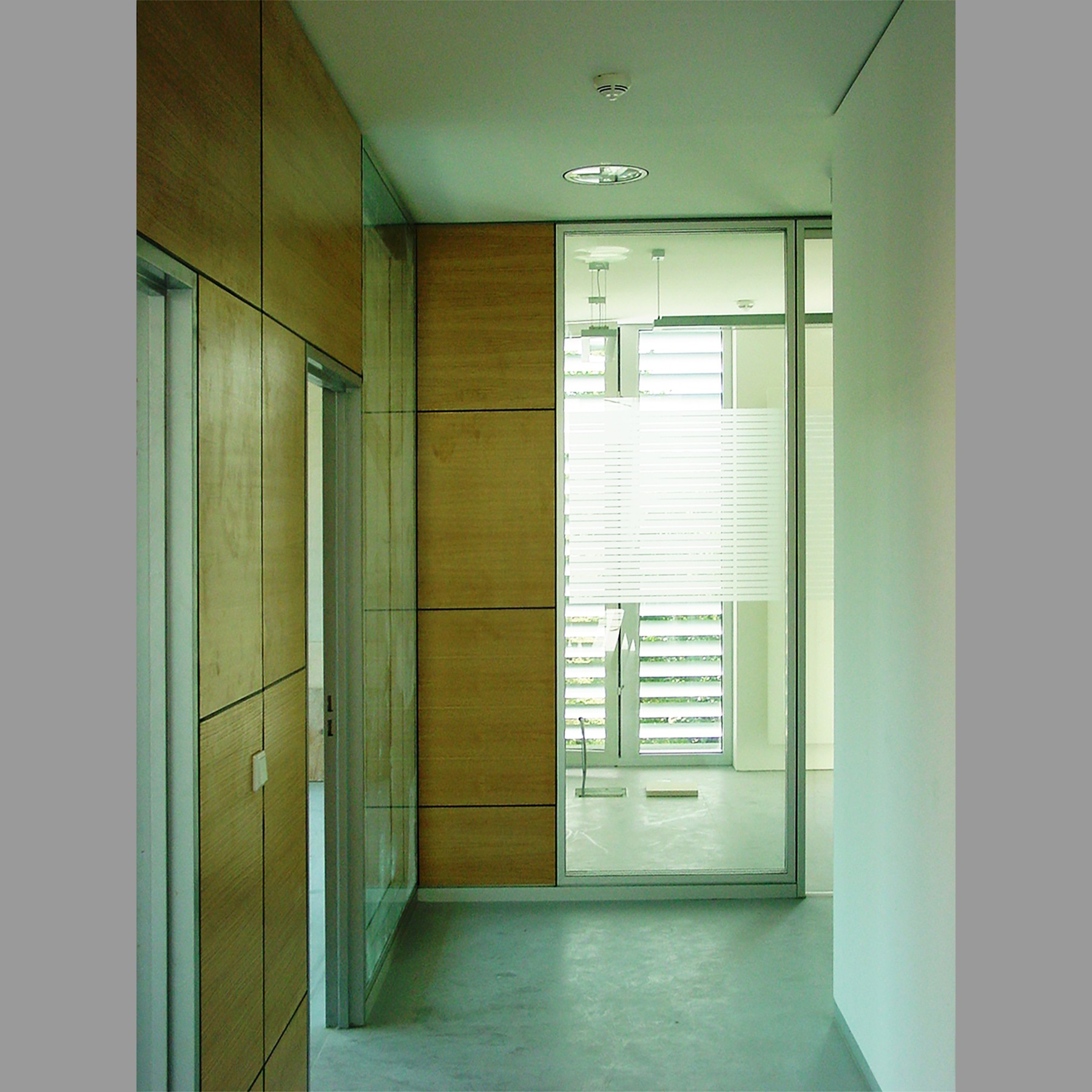 Flur im Obergeschoss mit Zugang zu den Behandlungsräumen der Lehrpraxen © 2006 Betrieb für Bau und Liegenschaften Mecklenburg-Vorpommern
