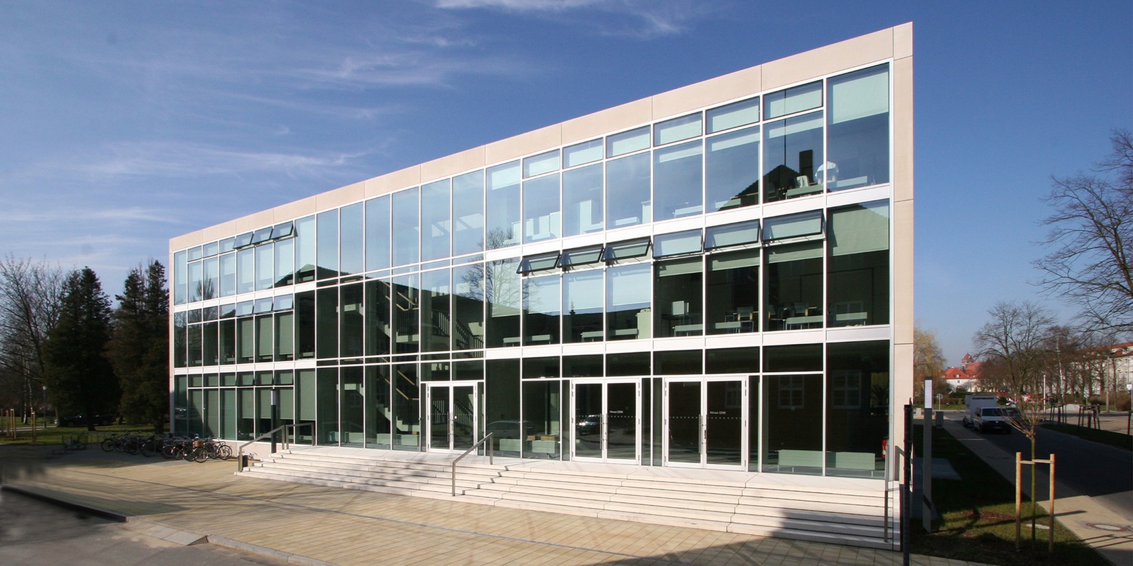 Ostfassade mit großzügiger Freitreppe und Eingang für die Studierenden © 2007 Betrieb für Bau und Liegenschaften Mecklenburg-Vorpommern