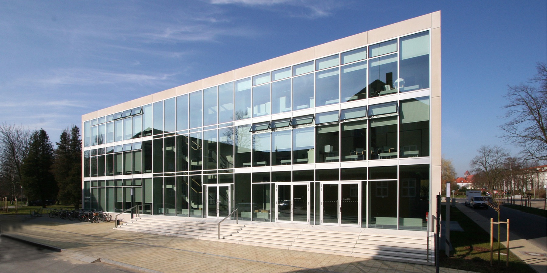 Ostfassade mit großzügiger Freitreppe und Eingang für die Studierenden © 2007 Betrieb für Bau und Liegenschaften Mecklenburg-Vorpommern