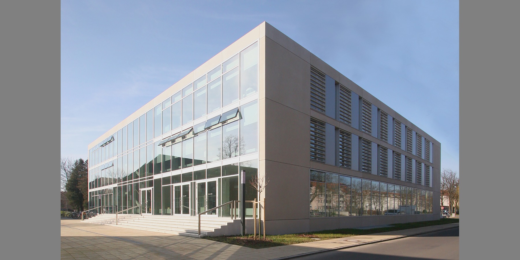 Ostfassade mit großzügiger Freitreppe und Eingang für die Studierenden © 2007 Betrieb für Bau und Liegenschaften Mecklenburg-Vorpommern