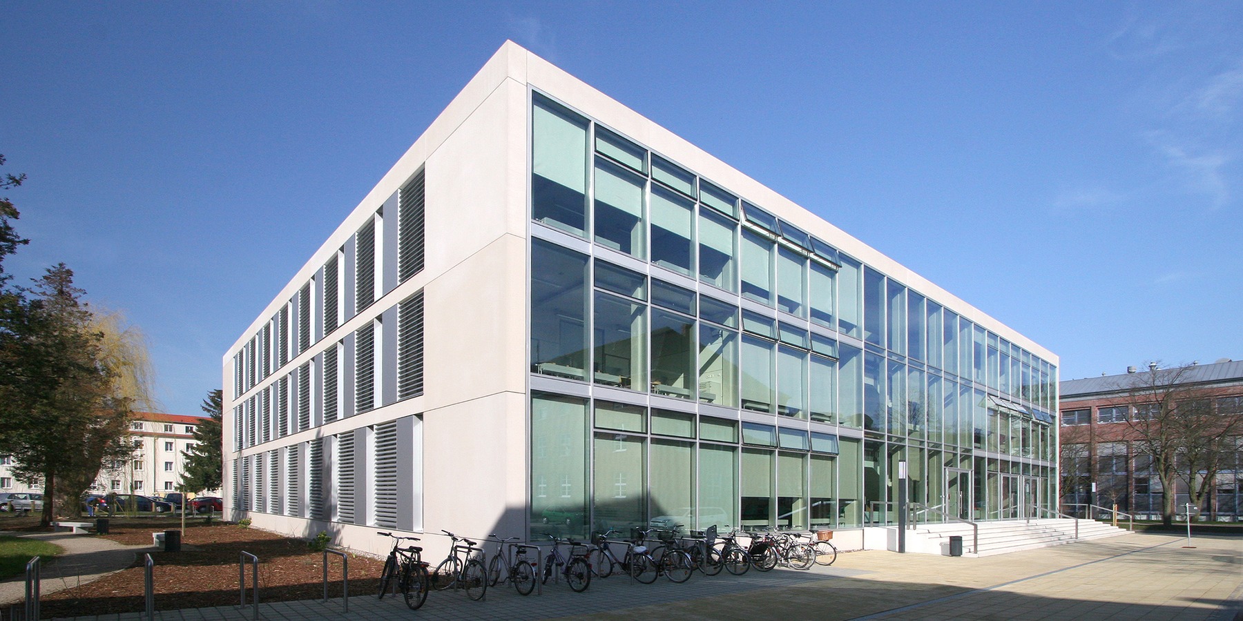 Blick von Südosten auf den modernen Neubau des ZZMK © 2007 Betrieb für Bau und Liegenschaften Mecklenburg-Vorpommern