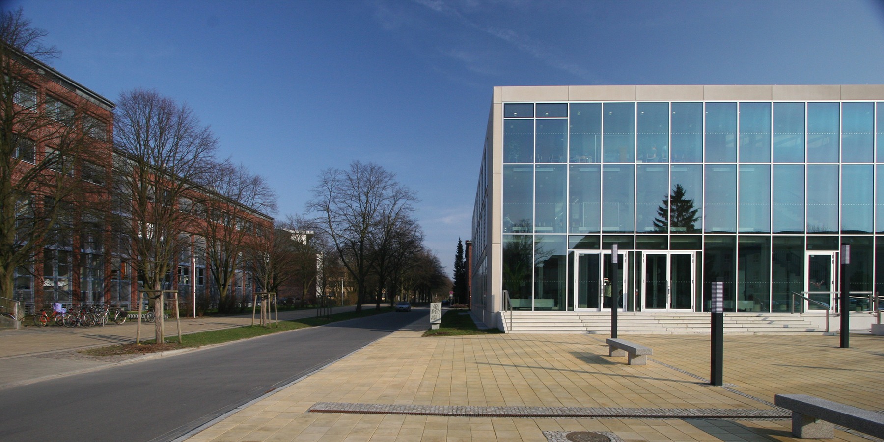Blick von Westen auf das ZZMK als  Tor im Eingangsbereich  zum Campus © 2007 Betrieb für Bau und Liegenschaften Mecklenburg-Vorpommern