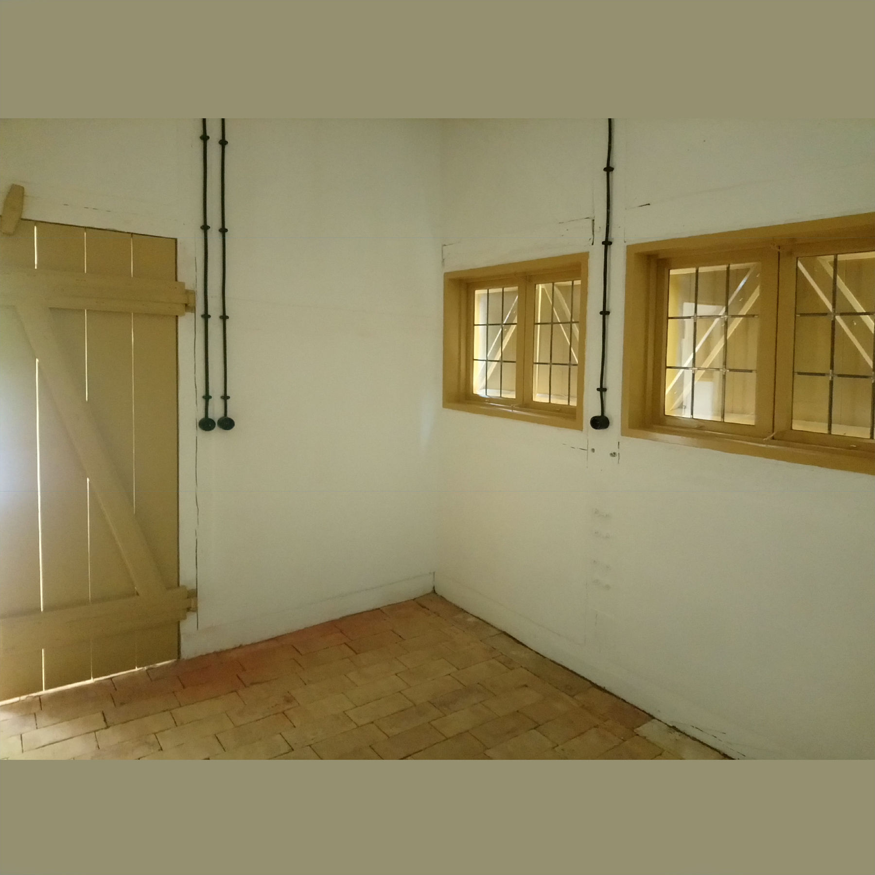 Innenbereich mit auf dem Putz liegenden Elektroleitungen © 2023 SBL Schwerin