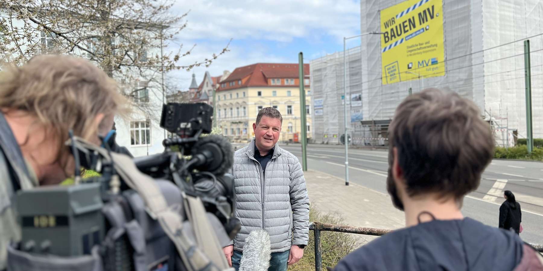 Interview - Projektleiter Meyer vor der Kamera © 2023 Christian Hoffmann (sbl-mv / Finanzministerium MV)