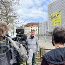 Interview - Projektleiter Meyer vor der Kamera © 2023 Christian Hoffmann (sbl-mv / Finanzministerium MV)