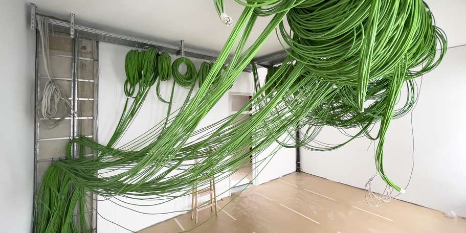 Kabel hängen von der Decke © 2023 Christian Hoffmann (sbl-mv / Finanzministerium MV)