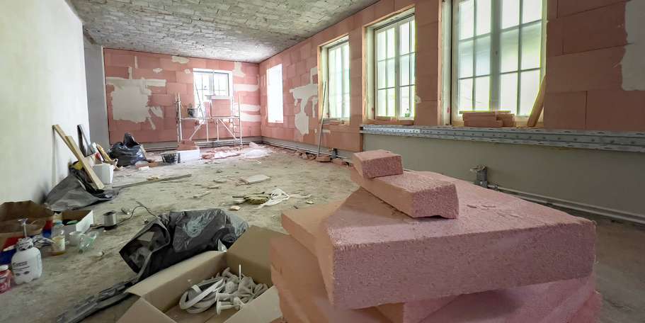 Baustelle - Material für die Dämmung liegt bereit © 2023 Christian Hoffmann (sbl-mv / Finanzministerium MV)
