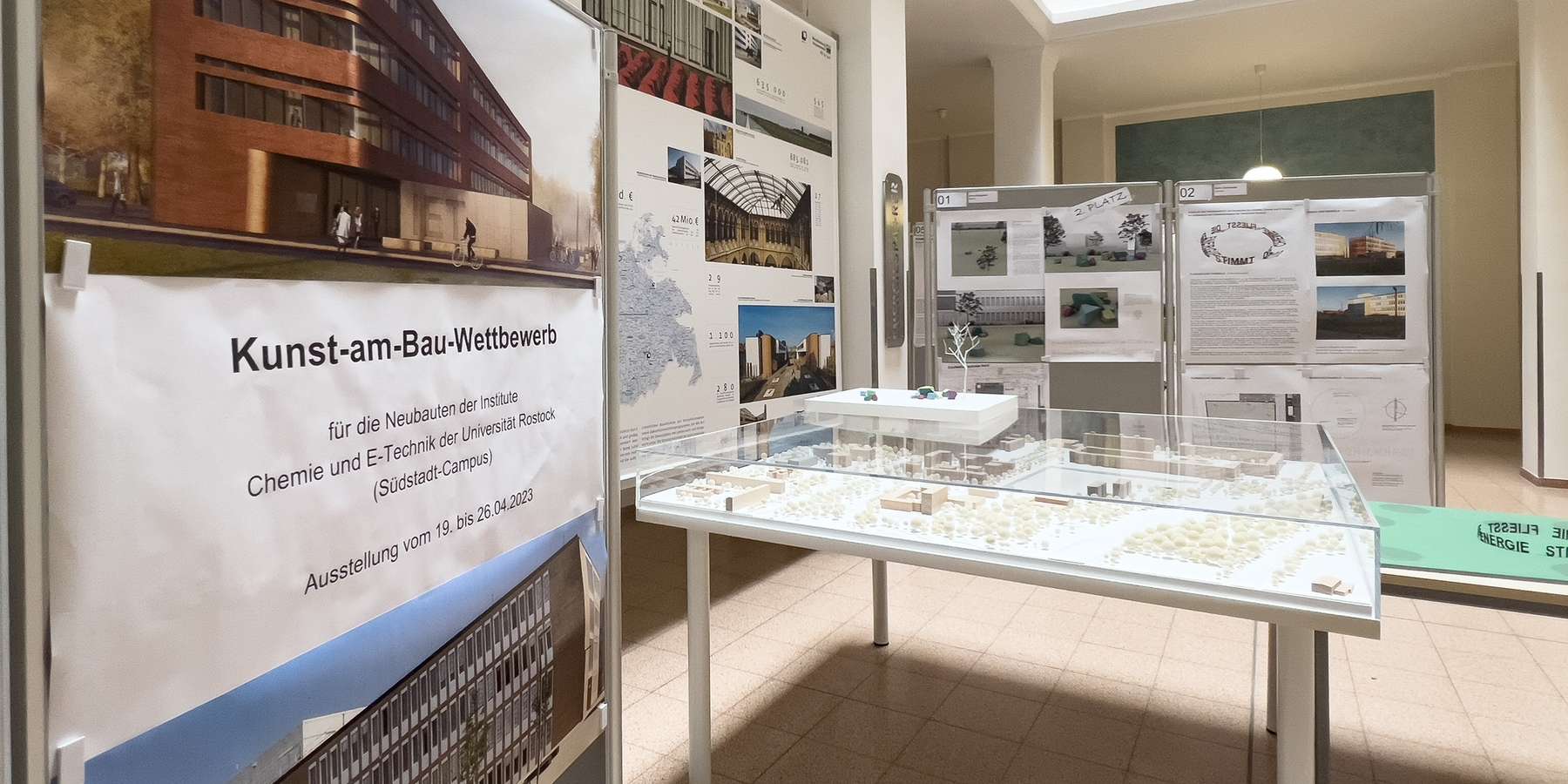 Ausstellung mit Plakat © 2023 Christian Hoffmann (sbl-mv / Finanzministerium MV)