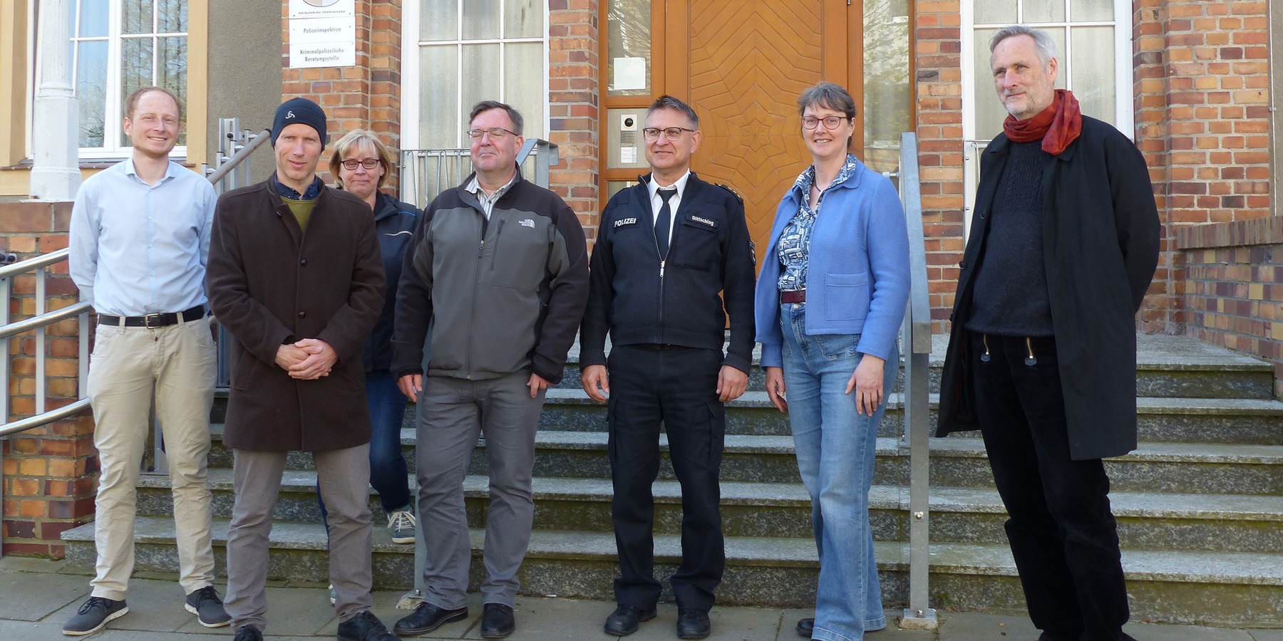 Menschen vor dem Polizeigebäude in Stralsund. © 2023 SBL Greifswald