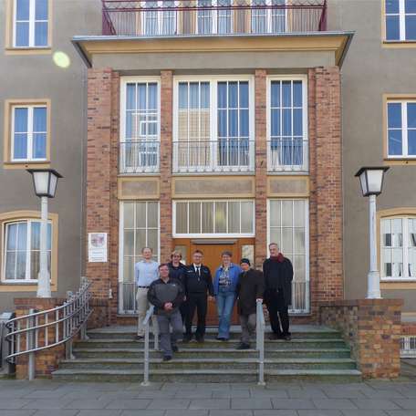 Gruppenbild nach der Übergabe vor dem Haupteingang der Polizeiinspektion © 2023 SBL Greifswald