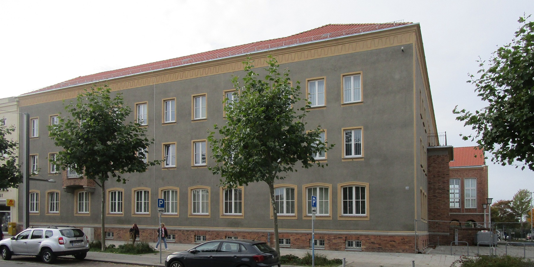 Blick vom Frankendamm auf das sanierte Polizeigebäude PI Stralsund © 2023 SBL Greifswald