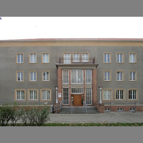 Blick von der Straße Wulflamufer auf den Haupteingang des sanierten Polizeigebäudes PI Stralsund © 2023 SBL Greifswald