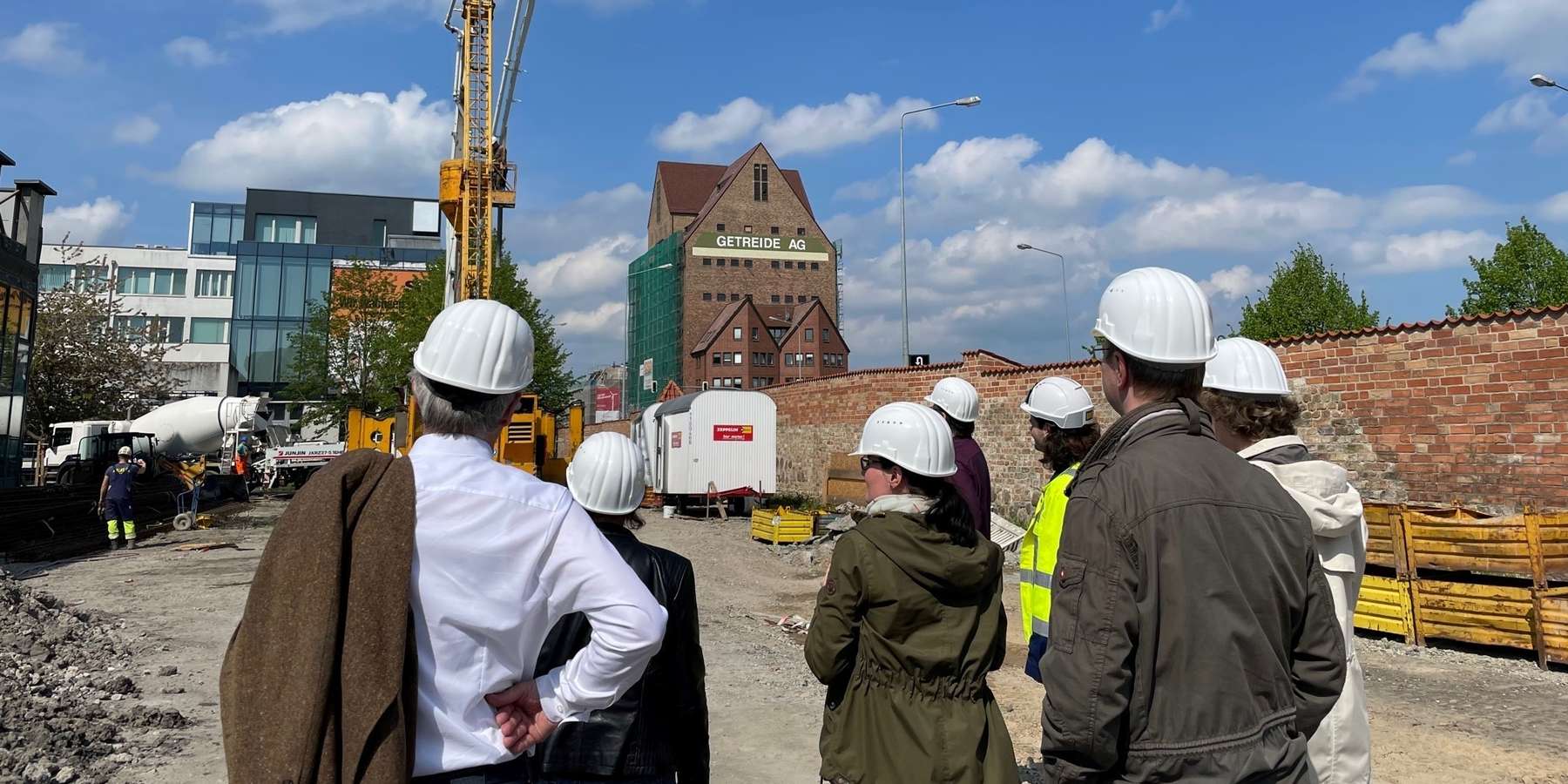 Vertreter der HMT und des SBL bei der Baustellenbegehung © 2023 Ulrike Pannier_SBL Rostock