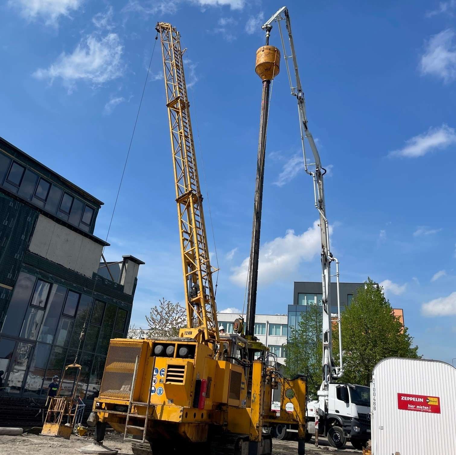 Der Schraubpfahl wird betoniert © 2023 Ulrike Pannier_SBL Rostock