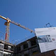 Der Kran schwebt über die Baustelle. © 2023 SBL Schwerin