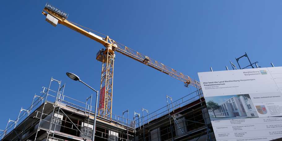 Der Kran schwebt über die Baustelle. © 2023 SBL Schwerin