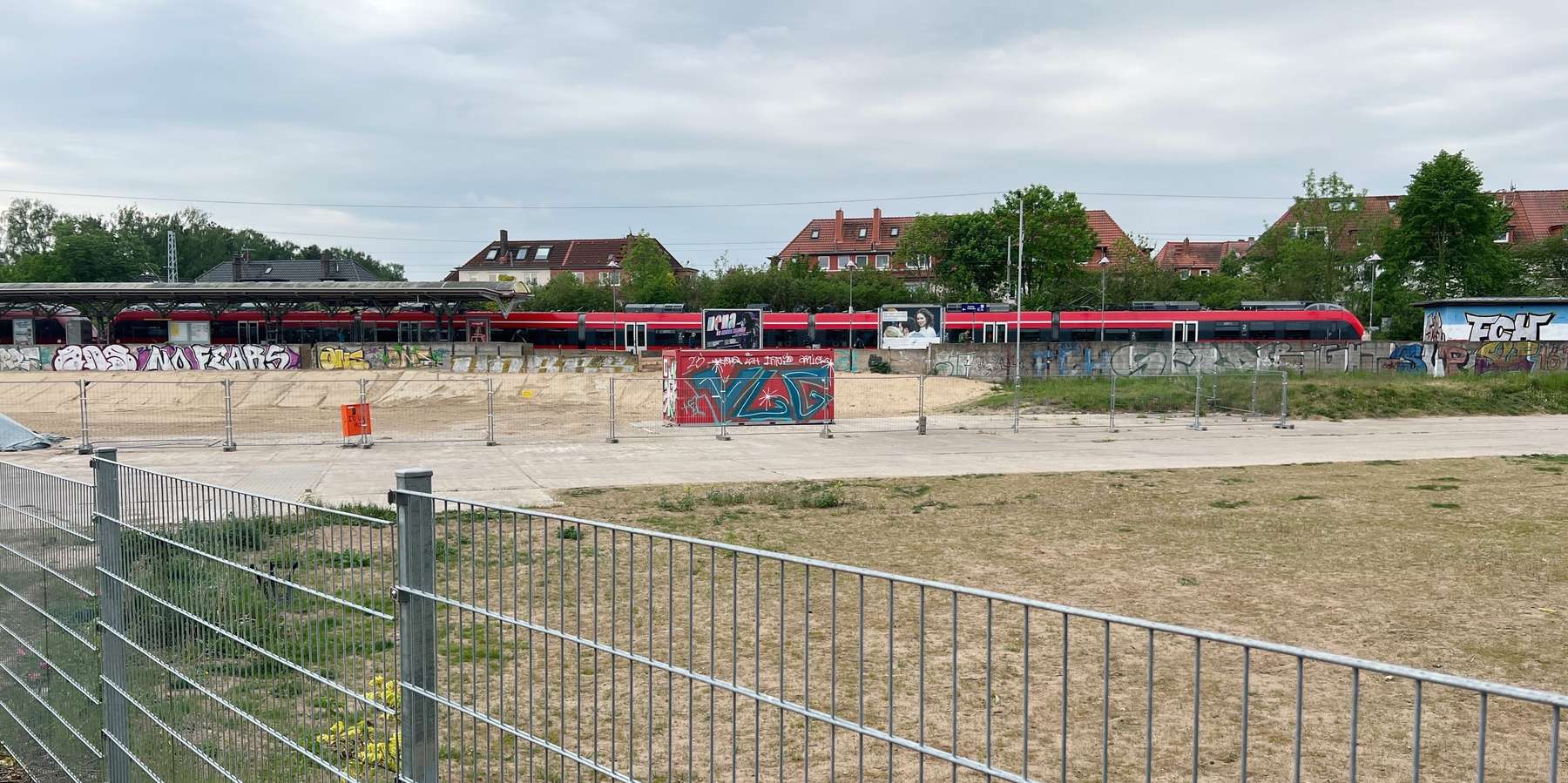 Blick auf das Baufeld, mit der angrenzenden S-Bahnhaltestelle  Rostock Parkstraße   © 2023 SBL Rostock