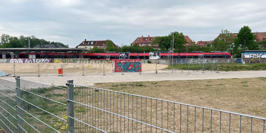 Blick auf das Baufeld, mit der angrenzenden S-Bahnhaltestelle  Rostock Parkstraße   © 2023 SBL Rostock