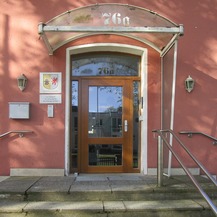 Haupteingang mit neuer, den Sicherheitsanforderungen entsprechender Außentür © 2023 SBL Greifswald