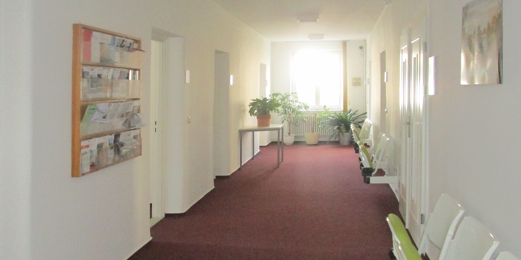 Wartebereich im Flur Erdgeschoss mit neu eingebauten Sitzmöbeln © 2023 SBL Greifswald