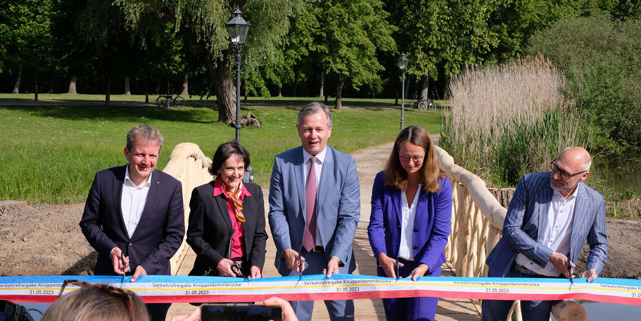 Das Band wird durchtrennt. v.l.n.r. Bürgermeister Dr. Rico Badenschier, Dr. Pirko Kristin Zinnow, Finanzminister Dr. Heiko Geue, Wirtschaftsministerin Bettina Martin und Dezernent Sven Schroeder vom SBL © 2023 SBL Schwerin