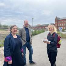 Frau Pannier und Herr Boye vom SBL Rostock besuchen mit Frau Zimmer von der OZ das Baufeld des Neubaus © 2023 SBL Rostock