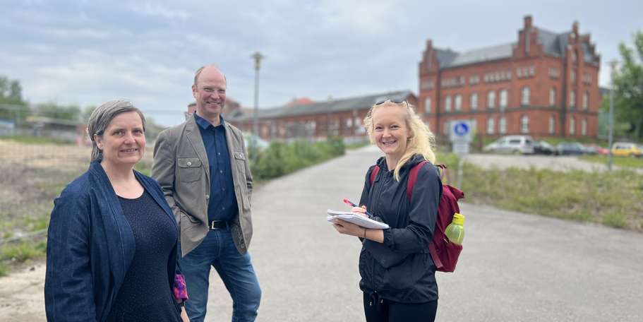 Frau Pannier und Herr Boye vom SBL Rostock besuchen mit Frau Zimmer von der OZ das Baufeld des Neubaus © 2023 SBL Rostock