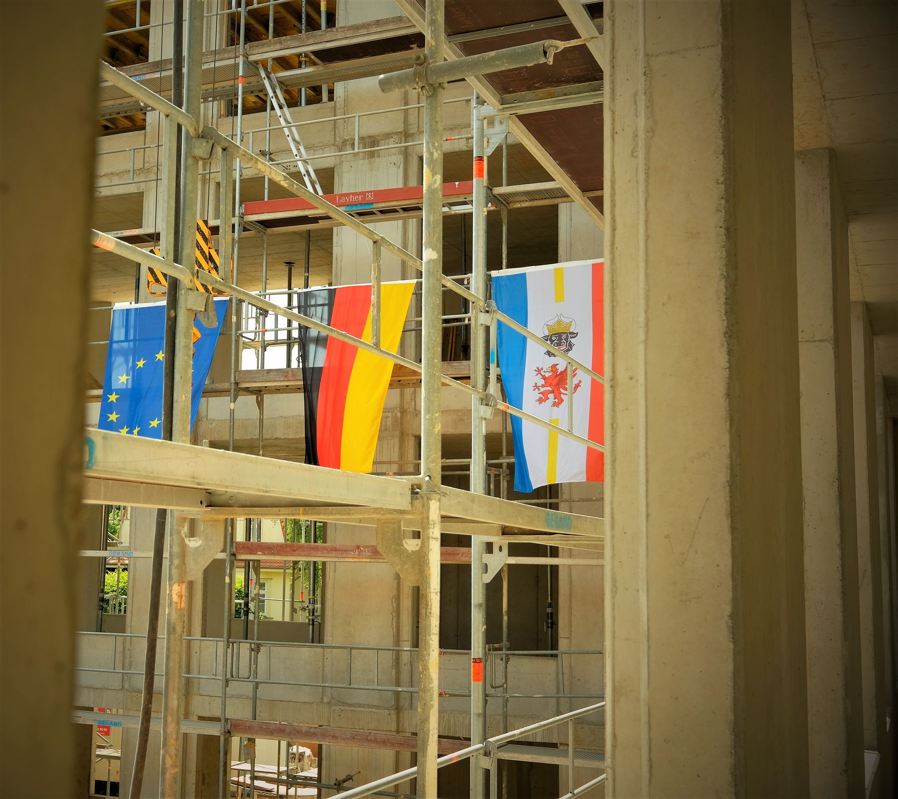 Europa-, Deutschland- und Mecklenburg-Flagge am Gerüst © 2023 SBL Schwerin