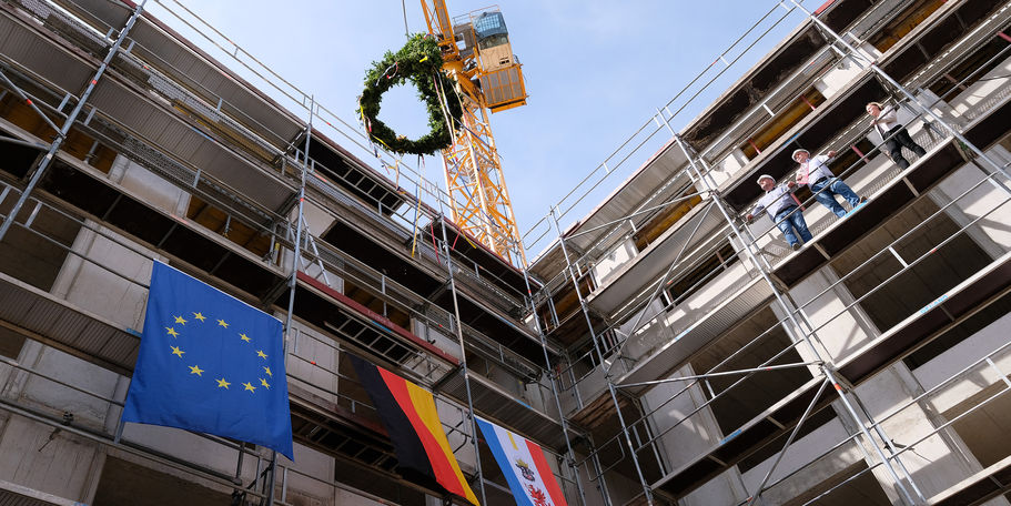 Die Richtkrone wird nach oben gezogen. © 2023 SBL Schwerin