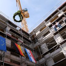 Die Richtkrone wird nach oben gezogen. © 2023 SBL Schwerin