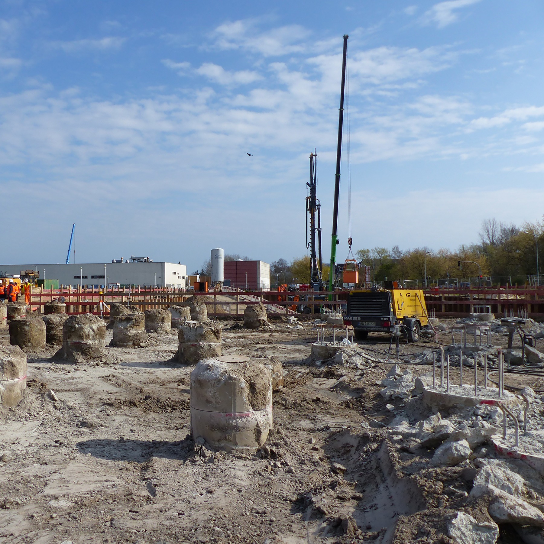 Blick auf das Baufeld mit Bohrpfahlgründung - Bautenstand April 2023 © 2023 SBL Greifswald