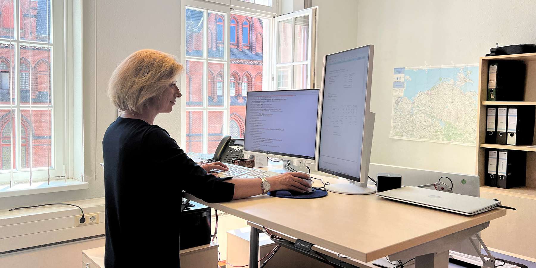 Im Büro: Sachbearbeiterin  im Finanzministerium am Arbeitsplatz © 2023 Christian Hoffmann (SBL-MV / Finanzministerium MV)