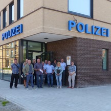 Gruppenbild nach der Technischen Übergabe vor dem Haupteingang © 2023 SBL Greifswald