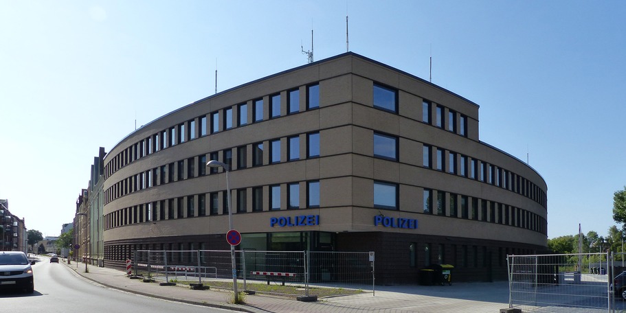 Blick auf den Polizeineubau - nach den Umzügen wird auch der Bauzaun verschwinden © 2023 SBL Greifswald