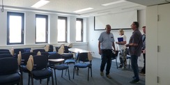 Während des Rundgangs, hier im großen Schulungs- und Beratungsraum: v.l.n.r Andreas Wolff und Claudia Molik von der Polizei sowie Thomas Kammel und  Carsten Paditz vom SBL Greifswald © 2023 SBL Greifswald