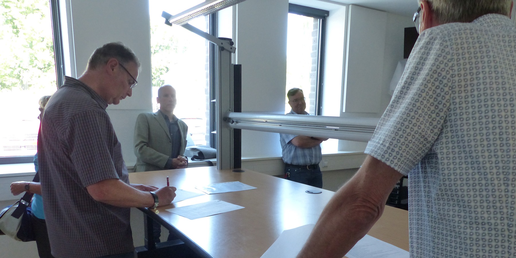 Die Daten der Fertigstellung und Übernahme werden zunächst durch den verantwortlichen Projektleiter des SBL Greifswald Thomas Kammel unterzeichnet und an den Leiter des Dezernates Objektmanagement Karsten Ullmann übergeben. © 2023 SBL Greifswald