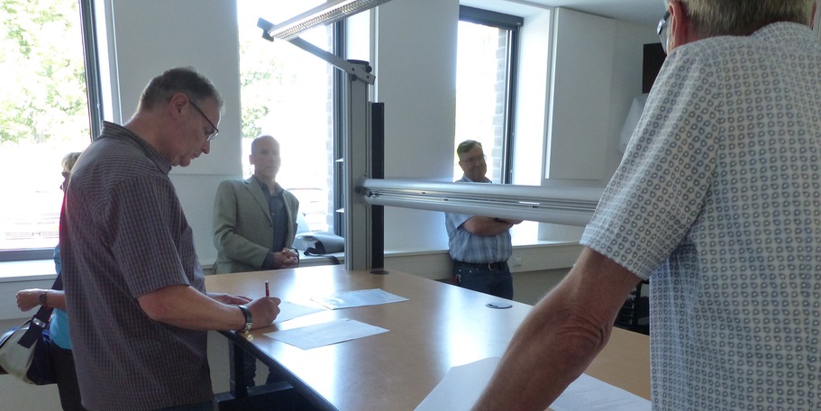 Die Daten der Fertigstellung und Übernahme werden zunächst durch den verantwortlichen Projektleiter des SBL Greifswald Thomas Kammel unterzeichnet und an den Leiter des Dezernates Objektmanagement Karsten Ullmann übergeben. © 2023 SBL Greifswald