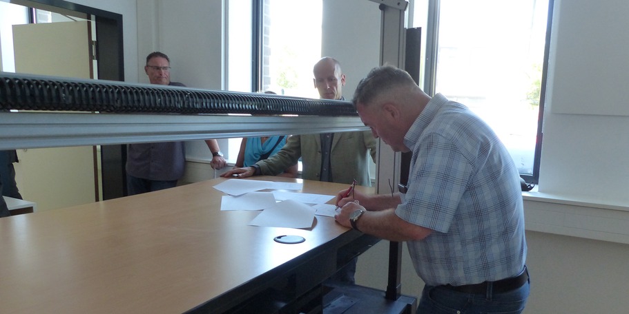 Steffen Bülow vom Polizeipräsidiums Neubrandenburg unterzeichnet als Vertreter des Nutzers die Dokumente der Technischen Übergabe. © 2023 SBL Greifswald