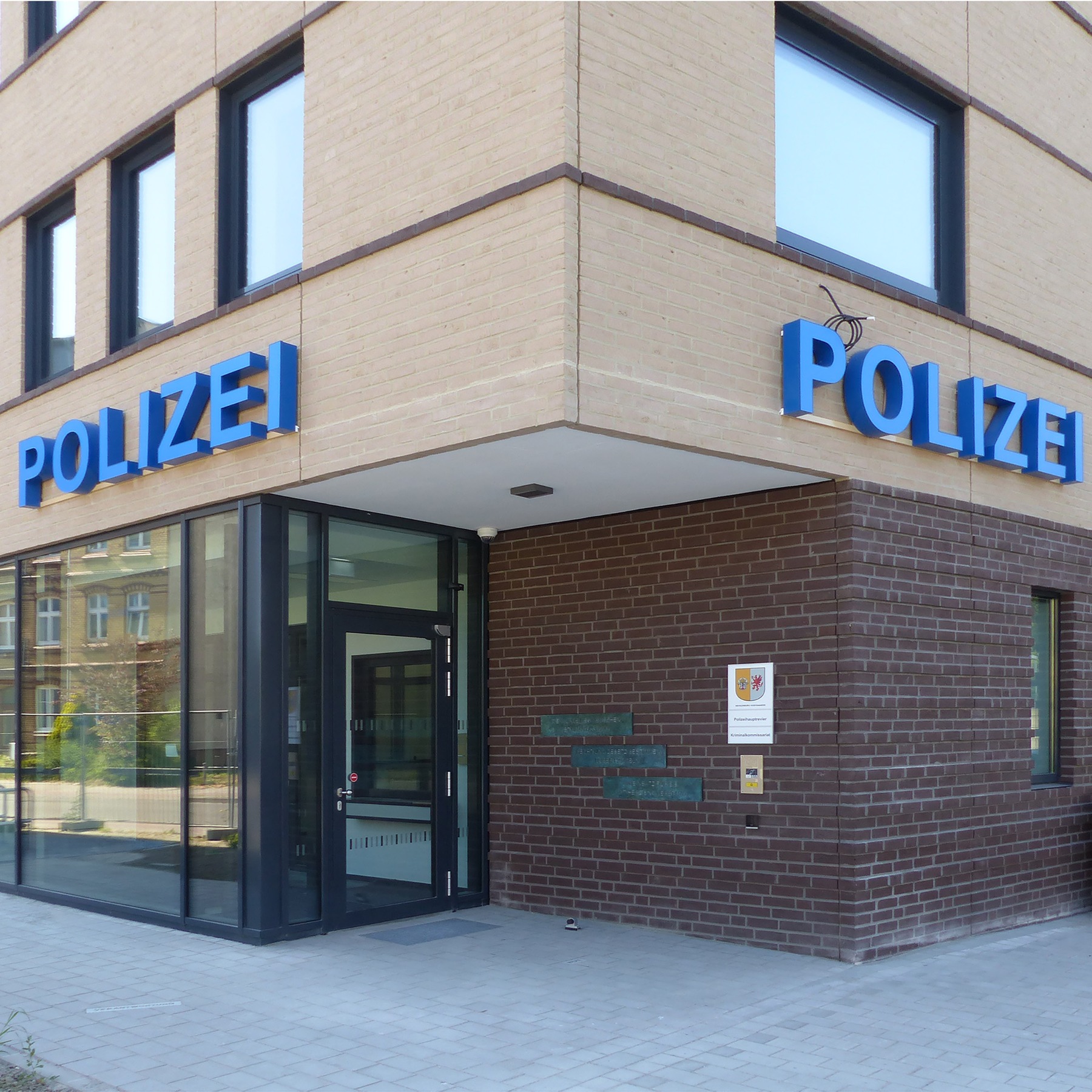 Blick auf den eingezogenen, überdachten Haupteingang von der Barther Straße © 2023 SBL Greifswald