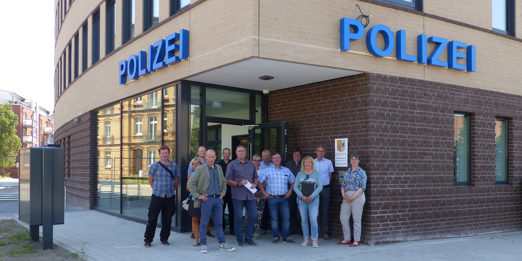 Gruppenbild nach der Technischen Übergabe vor dem Haupteingang © 2023 SBL Greifswald